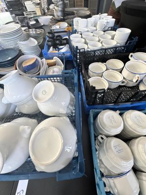 de nombreux types de plats et de tasses sur la table