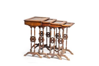 trois tables en bois dotées de poignées métalliques, sur un plan de travail blanc