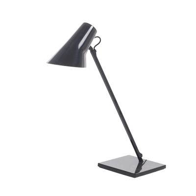 une image représentant une lampe de bureau noire sur fond blanc