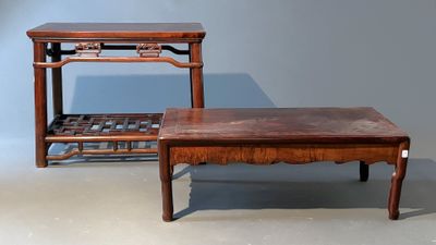 deux meubles posés l'un à côté de l'autre sur une table