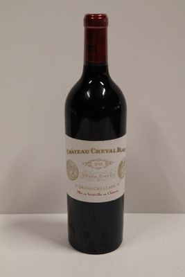 une bouteille de vin posée sur une table