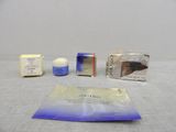 un coffret de produits de soins pour la peau posé sur une table