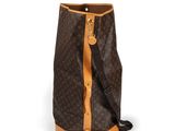 Sac à dos Louis Vuitton marron et beige sur fond blanc