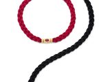 un bracelet tressé rouge et noir muni d'un fermoir doré