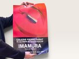 une femme tenant une affiche sur laquelle figure une photo de lèvres de femme