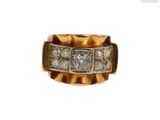 une image représentant une bague en or sertie de trois diamants