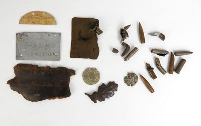 une image représentant un ensemble d'objets métalliques posés sur une surface blanche