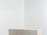 un banc en bois au milieu d'une pièce
