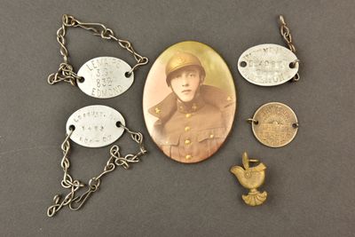 l'image d'une photo représentant une femme en uniforme, entourée d'autres objets