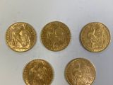 quatre souverains d'or, dont l'un représente un lion et l'autre un lion