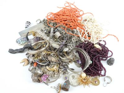 une pile de bijoux assortis sur une surface blanche