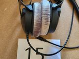 un casque posé sur une table à côté d'une souris