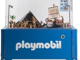 une vitrine Playmobil contenant un bateau et des figurines