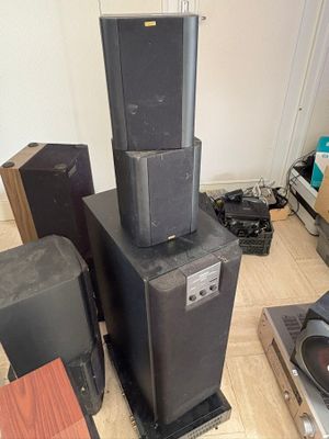 a lot of speakers that are stacked on top of each other
