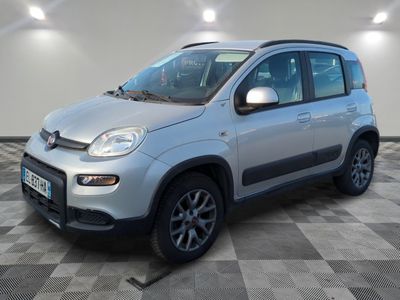 la petite voiture argentée est garée sur un sol en damier