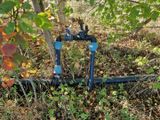 un tuyau posé par terre, dans l'herbe