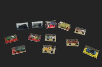 beaucoup de petites voitures miniatures dans la boîte