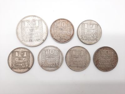 un ensemble de cinq pièces d'argent présentant des motifs différents