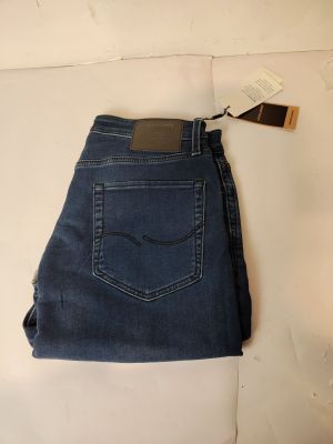 un jean bleu avec une étiquette qui pend à l'arrière
