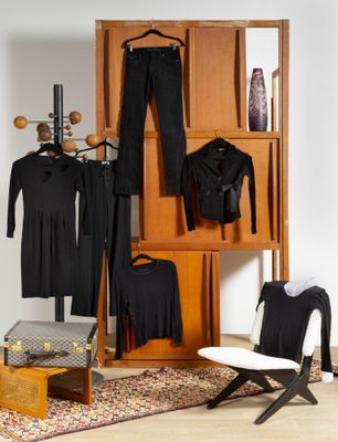 une photo d'un placard contenant des vêtements et une chaise
