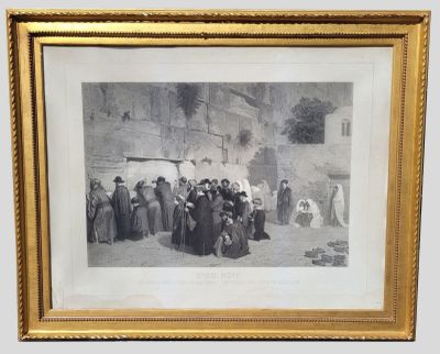 une vieille photo d'un groupe de personnes se tenant devant un bâtiment