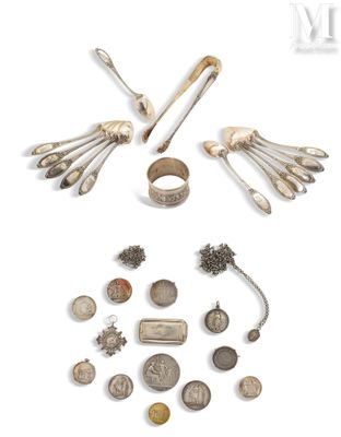 une image représentant une collection d'objets en argent, comprenant notamment une main de squelette, une bague et d'autres objets