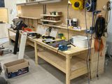 une photo d'un établi dans un atelier, avec des outils