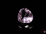 gros plan d'un diamant rose sur une surface noire
