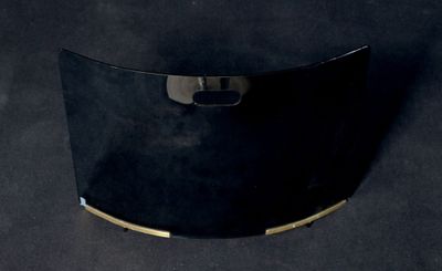 une image montrant un gros plan d'un sac à main noir