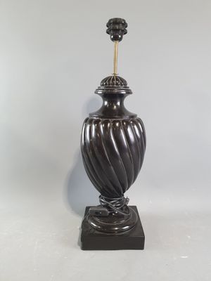 l'image d'une lampe posée sur une table