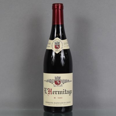 une bouteille de vin posée sur une table