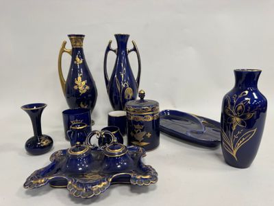 beaucoup de vases bleus posés sur la table