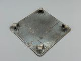 une plaque métallique munie de vis, posée sur une surface blanche