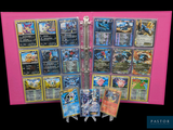 une photo montrant un présentoir de cartes Pokémon sur fond rose