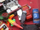 une boîte rouge remplie de petites voitures et d'autres véhicules miniatures