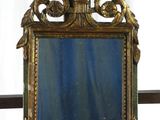 un miroir posé sur une étagère devant une fenêtre
