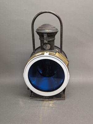 une lampe bleue posée sur un support métallique