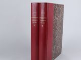 deux livres rouges posés l'un sur l'autre sur une surface blanche