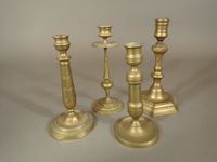 Lot de 4 bougeoirs en laiton, deux dans le style Restauratio…