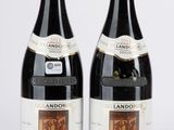 deux bouteilles de vin posées l'une à côté de l'autre sur une table