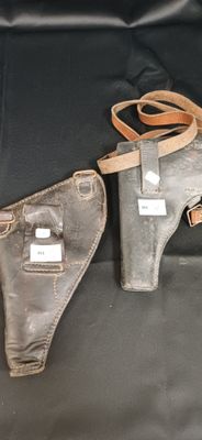 deux paires d'étuis en cuir posés sur une surface noire