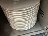 une pile d'assiettes dans un lave-vaisselle, dans une cuisine