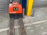 un chariot élévateur garé devant une porte de garage