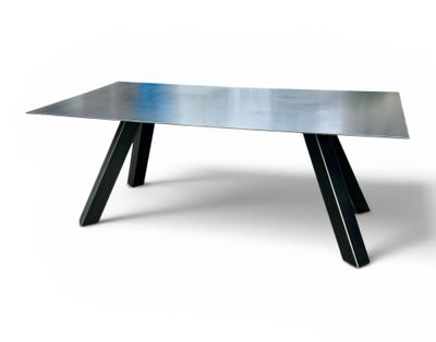 un gros plan d'une table avec un plateau en métal sur fond blanc