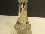 un petit vase en verre contenant une fleur