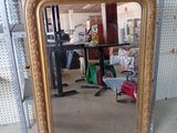 un miroir posé sur une étagère dans un magasin