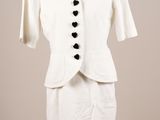 une photo d'une robe et d'une veste blanches sur un mannequin