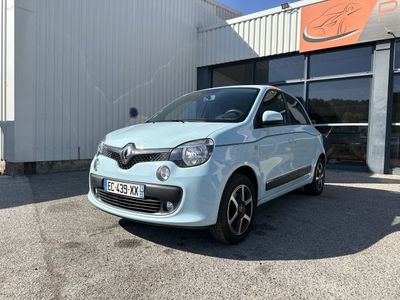 une photo d'une petite voiture garée devant un immeuble