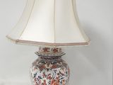 une lampe posée sur une table et munie d'un abat-jour