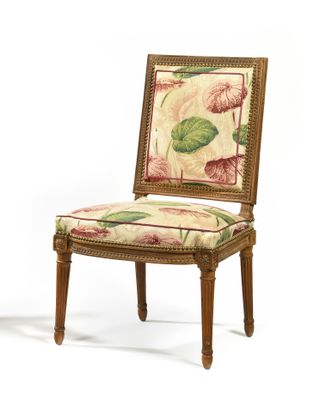 une image d'une chaise avec un dossier rembourré à motifs floraux